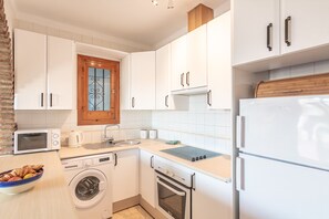 Réfrigérateur, four à micro-ondes, un four, surface de cuisson