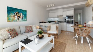 Un salon moderne avec un canapé, une table basse et un tableau.