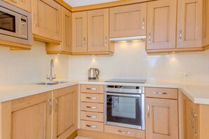 Kühlschrank, Mikrowelle, Ofen, Wasserkocher mit Kaffee-/Teezubehör