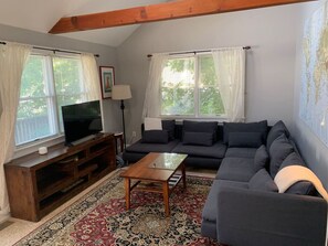 Smart TV - Loft Hideaway in Falmouth Village (Falmouth)