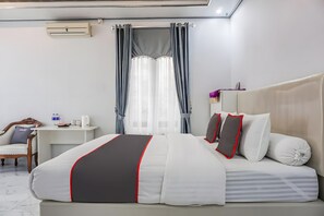 Standard Suite | Free WiFi, bed sheets - Capital O 93794 Athallah Homestay Syariah (Bandar Lampung)