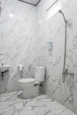 A bathroom with a toilet, sink, and shower. - Capital O 93794 Athallah Homestay Syariah (Bandar Lampung)