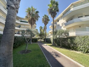 Property grounds - Regent Côte D'azur : Clim, Piscine, Jardin, Parking (Villeneuve-Loubet)
