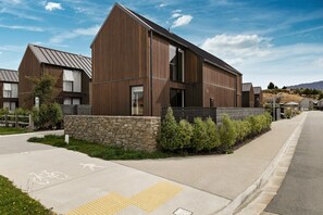 Exterior - 5 minute drive to Remarkables mountain and car parking. (Jacks Point)