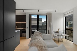 Smart TV - 5 minute drive to Remarkables mountain and car parking. (Jacks Point)