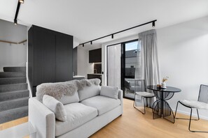 Smart TV - 5 minute drive to Remarkables mountain and car parking. (Jacks Point)