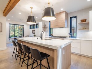 Kylskåp, mikrovågsugn, ugn och spishäll