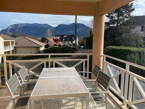 Outdoor dining - L'appartement des Chênes (Sévrier)