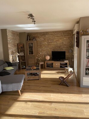 TV - SEVRIER, Bel appartement de 73M2 de 2 chambres pour 4 personnes avec parking et terrasse avec vue sur les montagnes, situé à 500m de la piste cyclable et du lac... (Sévrier)