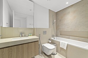 Douche, sèche-cheveux, serviettes fournies, papier toilette