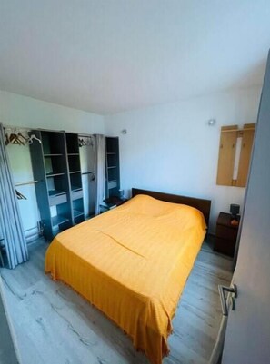 3 bedrooms, iron/ironing board, free WiFi