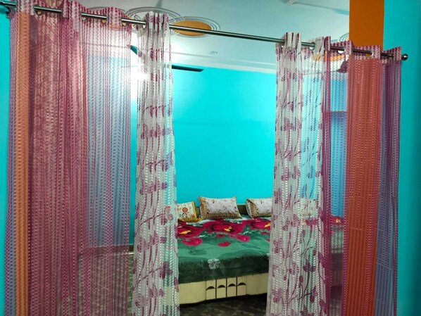 1 habitación, tabla de planchar con plancha y ropa de cama