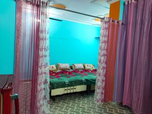 1 habitación, tabla de planchar con plancha y ropa de cama 