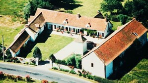 Ein Haus mit einem geneigten Dach und einer kleinen Veranda.