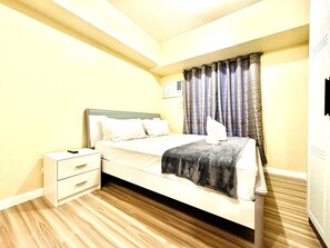 Dobbeltrom – deluxe | Skrivebord, skrivebord for bærbar PC, wi-fi (inkludert) og sengetøy