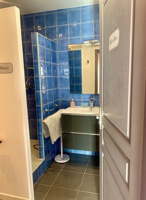 Shower, jetted tub, hair dryer, towels