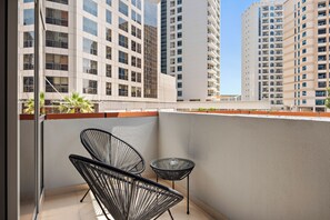 Departamento empresarial, 1 habitación, vista a la ciudad | Balcón