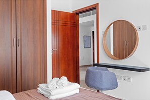 Departamento Grand, balcón, vista a la ciudad | 1 habitación, sábanas de algodón egipcio y ropa de cama de alta calidad 