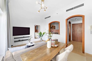 Club-Apartment, Balkon | Essbereich im Zimmer