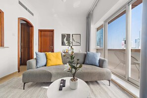 Appartement Club, balcon | Coin séjour | Télévision LED de 50 pouces avec chaînes par câble
