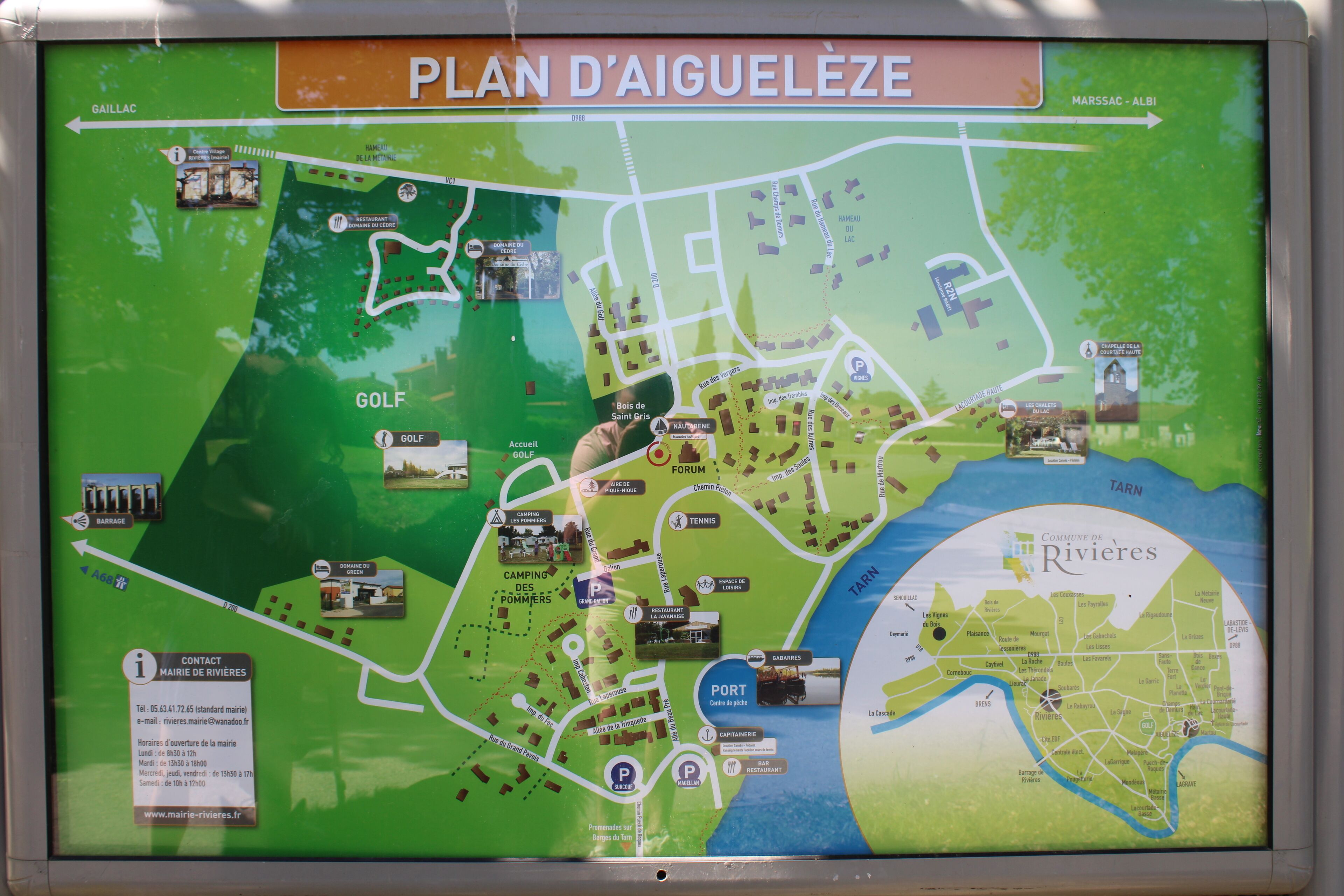 Une carte détaillée de Plan-d'Aiguelezé indiquant les différents équipements et services disponibles, tels qu'un terrain de golf, un centre de loisirs et un port.