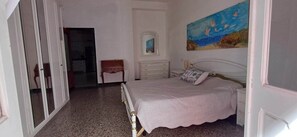 3 bedrooms, WiFi, bed sheets - SuperCentralRooms enviable location 3 bedrooms 2 bathrooms living Room and kitchen. (Cagliari)