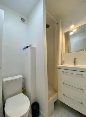 Haartrockner, Handtücher, Toilettenpapier