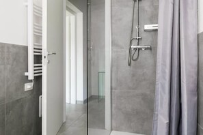 Dusche, Haartrockner, Bidet, Handtücher
