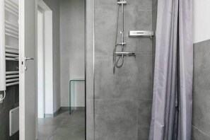 Douche, sèche-cheveux, bidet, serviettes fournies