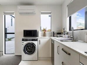 Een koelkast, keukenrol