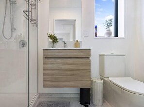 Dusche, Haartrockner, Handtücher, Seife