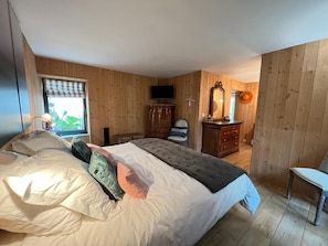 3 slaapkamers, een bureau, een strijkplank/strijkijzer, reisbedje