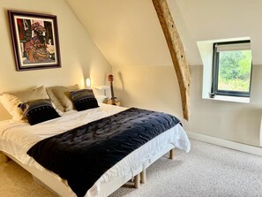 3 bedrooms, desk, iron/ironing board, travel crib - Hidden gem in Bayeux : 3 bedrooms, backyard and spa -  king and queen size beds (Bayeux)