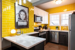 Een koelkast, een magnetron, een kookplaat, een vaatwasser