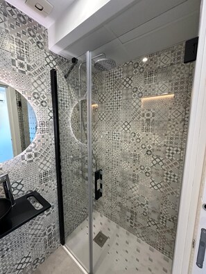 シャワー、ヘアドライヤー、タオル、石鹸