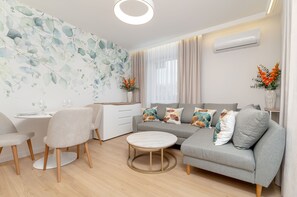 Appartement, 1 chambre, balcon | Salle de séjour | Télévision à écran plat de 65 pouces avec chaßnes par cùble
