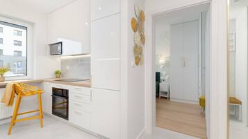 Mikrowelle, Ofen, Geschirrspüler, Wasserkocher