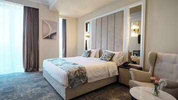 Minibar, safe på rommet, skrivebord og blendingsgardiner