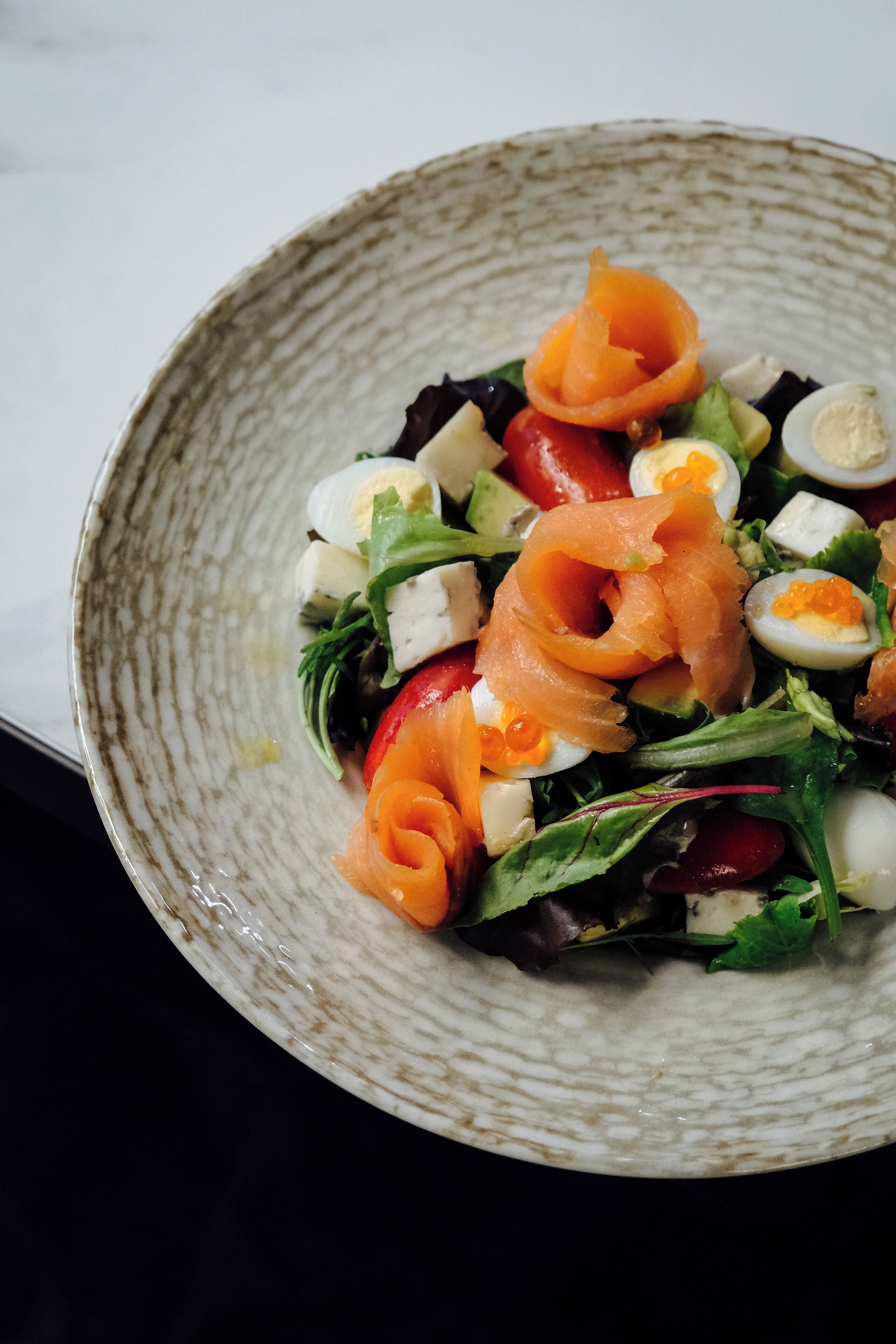 Un plato de ensalada con diversos ingredientes.