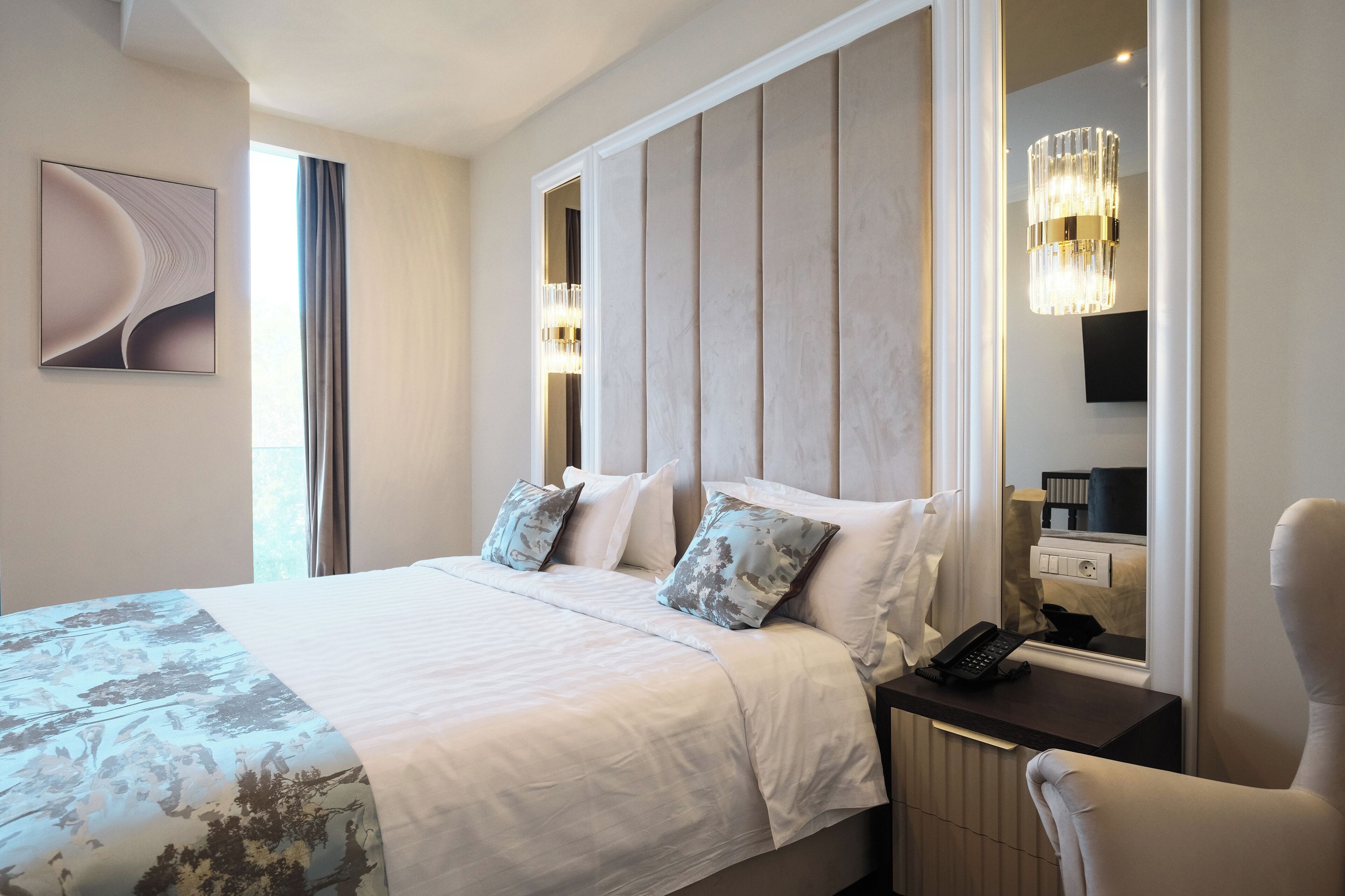 Minibar, safe på rommet, skrivebord og blendingsgardiner