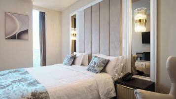 2 kamar tidur, minibar, brankas, dan meja kerja