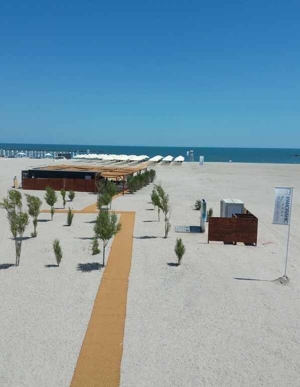 Private beach nearby, beach umbrellas, beach towels, beach bar - Hotel Panoramic Mamaia (Constanta)