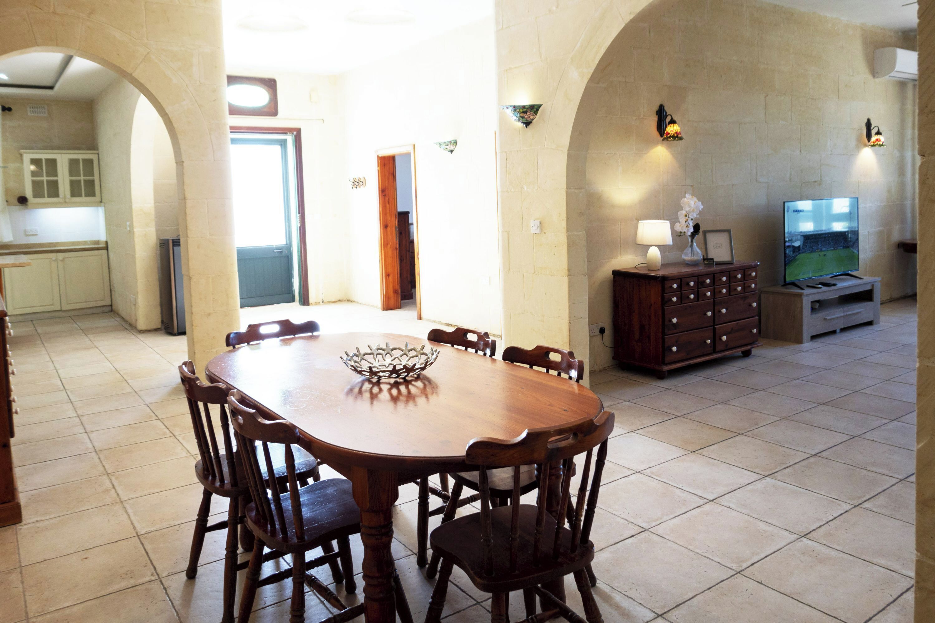 Casa família, vários quartos, 2 banheiros (Zest Gozitan Villa & Pool) | Sala de jantar