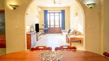 Family House, Multiple Bedrooms, 2 Bathrooms (Zest Gozitan Villa & Pool) | Bahagian dalam