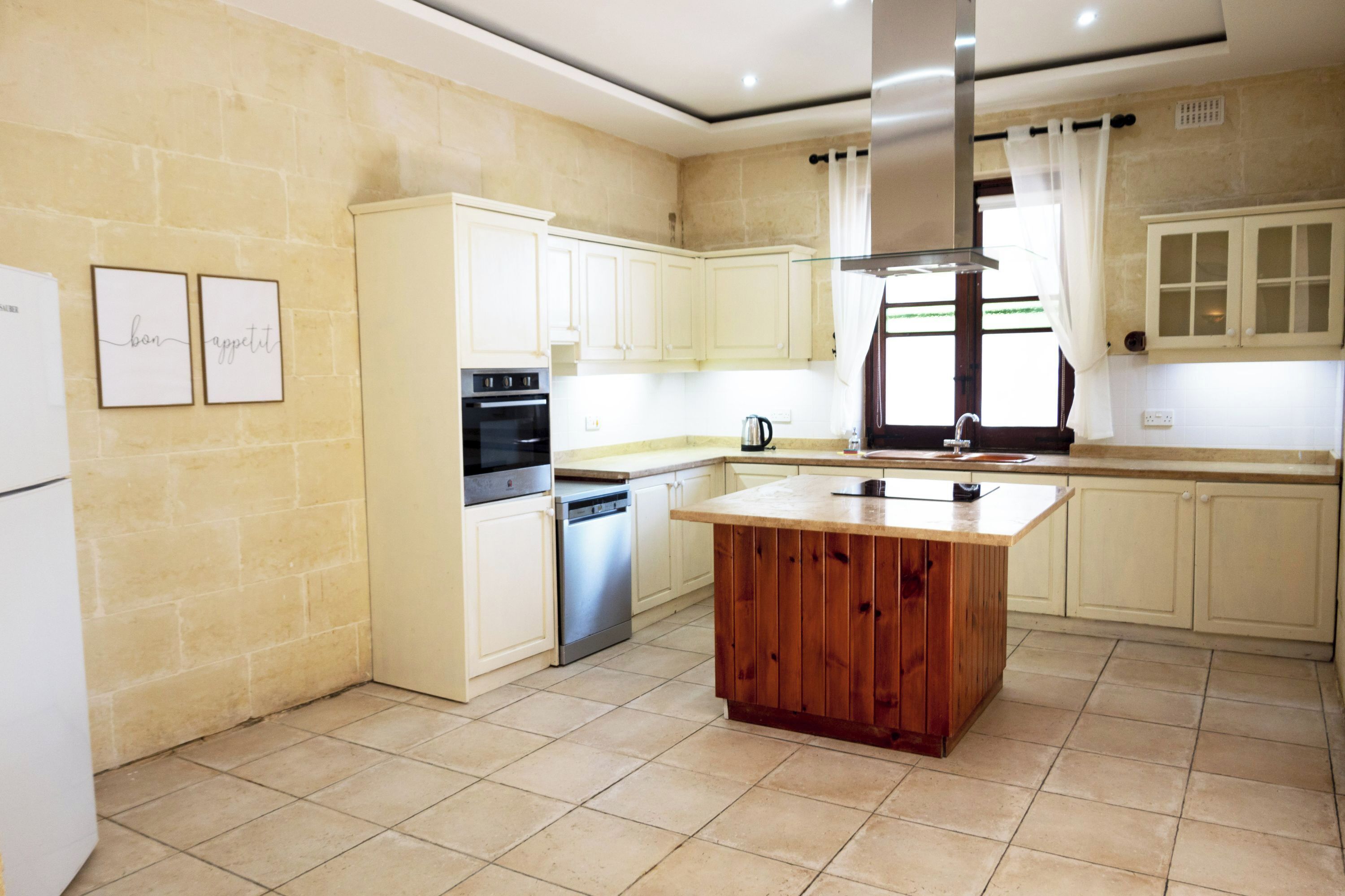 Casa família, vários quartos, 2 banheiros (Zest Gozitan Villa & Pool) | Cozinha privada | Geladeira, micro-ondas, fogão, cooktop