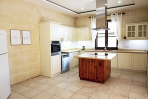 Rumah Keluarga, 3 kamar tidur, 2 kamar mandi (Zest Gozitan Villa & Pool) | Dapur pribadi | Lemari es, microwave, oven, dan kompor