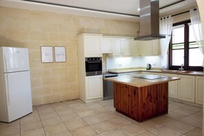 Casa família, vários quartos, 2 banheiros (Zest Gozitan Villa & Pool) | Cozinha privada | Geladeira, micro-ondas, fogão, cooktop