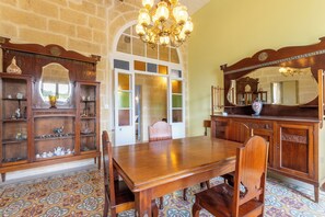 Family House, 5 Bedrooms (Surwig Gozitan Villa & Pool) | Dining