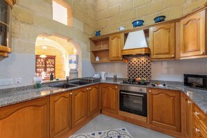 บ้านพักสำหรับครอบครัว, หลายห้องนอน (Surwig Gozitan Villa & Pool) | ครัวส่วนตัว | ตู้เย็น, ไมโครเวฟ, เตาอบ, เตาประกอบอาหาร