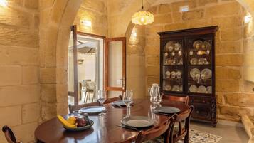 Familiehus, flere soverom (Surwig Gozitan Villa & Pool) | Spiseområde
